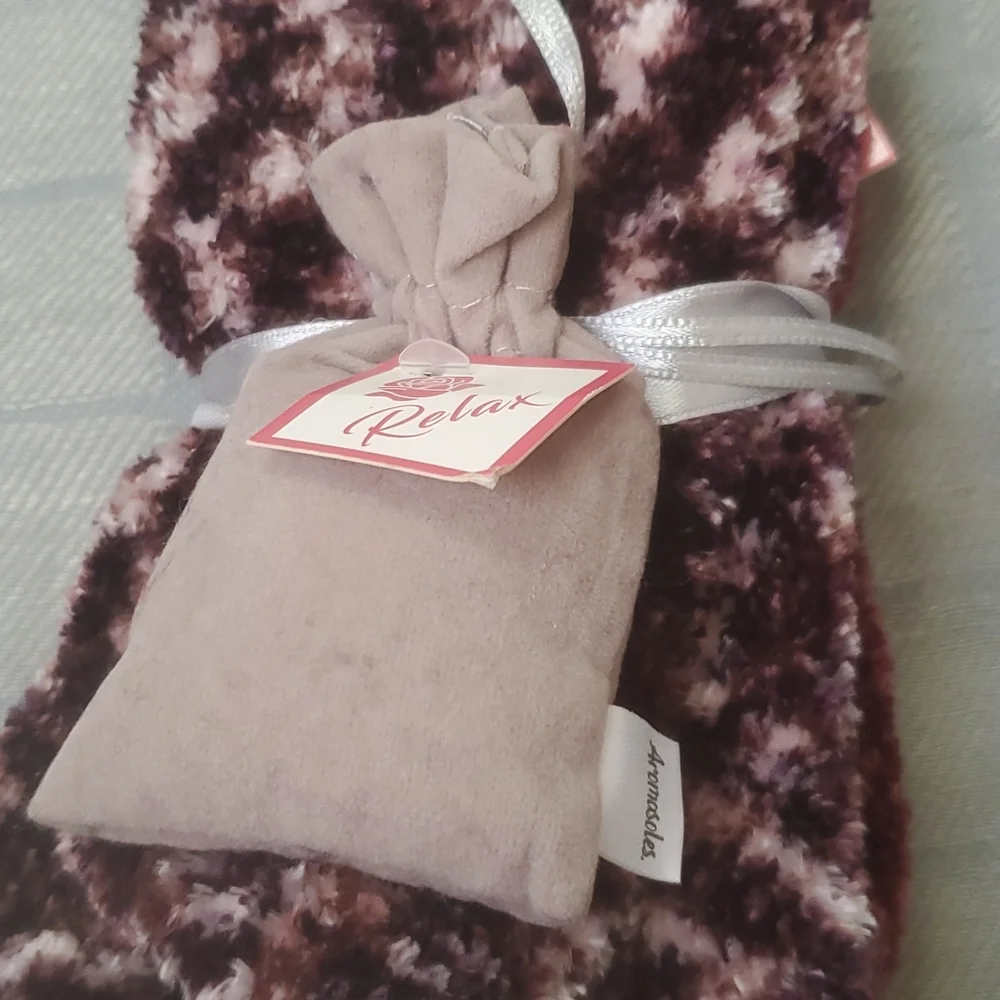 Aromasoles Rose &Shea Infused Velvet Socks - Picture 4 of 7